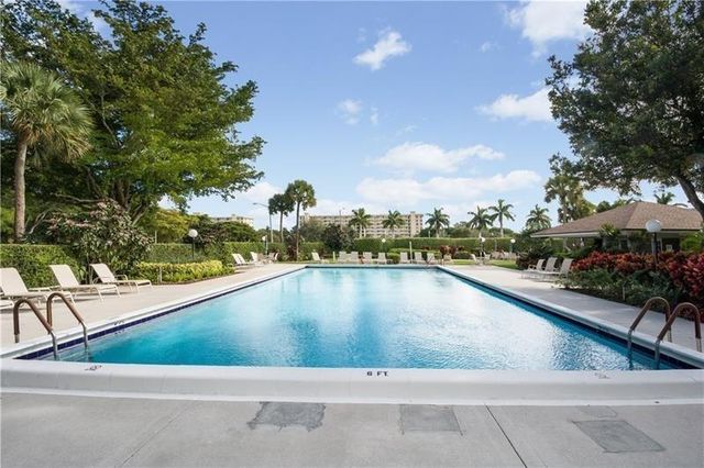 625 Oaks Drive 302, Pompano Beach, FL 33069