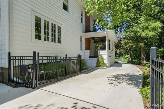 320 S Gore Avenue, St Louis, MO 63119