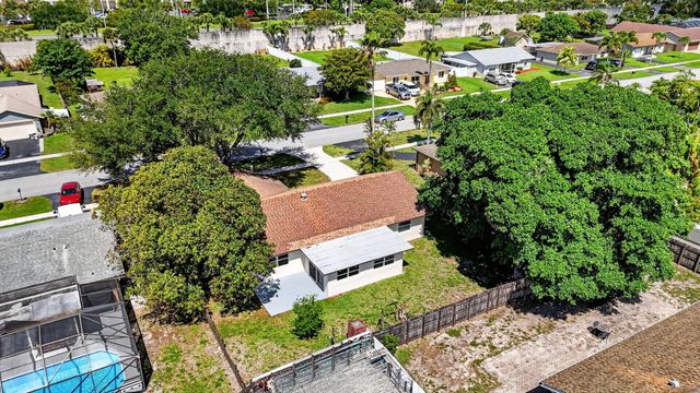 19486 Delaware Circle, Boca Raton, FL 33434