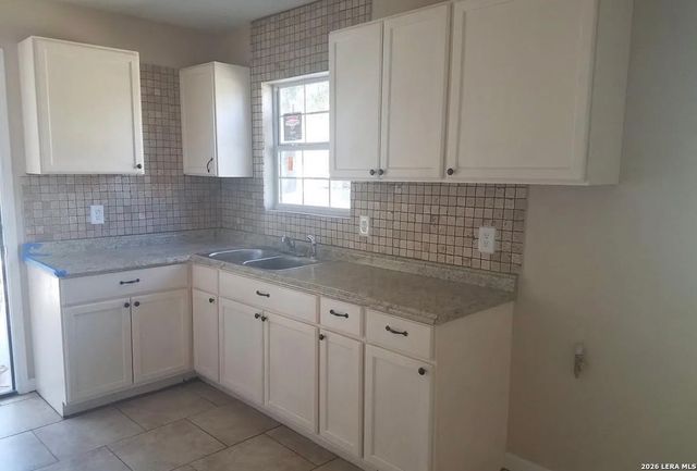 906 E Petaluma Blvd, San Antonio, TX 78221