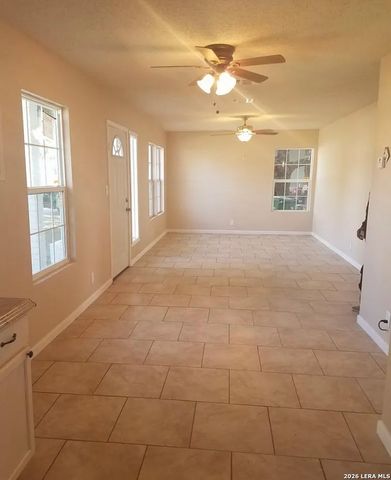 906 E Petaluma Blvd, San Antonio, TX 78221
