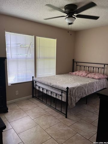 906 E Petaluma Blvd, San Antonio, TX 78221