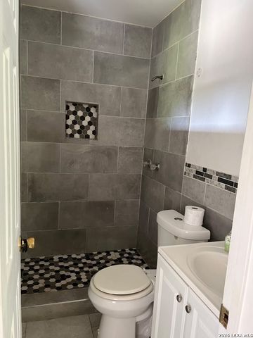 906 E Petaluma Blvd, San Antonio, TX 78221