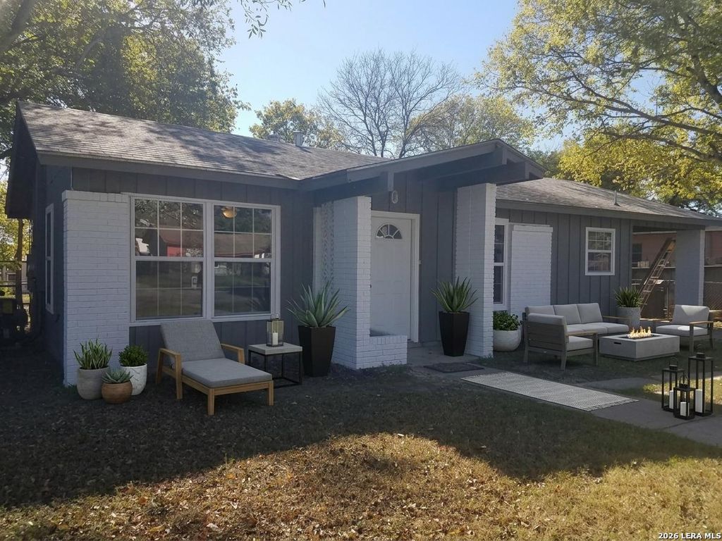 906 E Petaluma Blvd, San Antonio, TX 78221