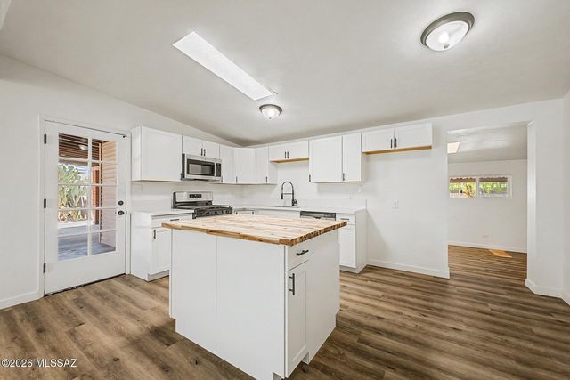 6470 E Calle Luna, Tucson, AZ 85710