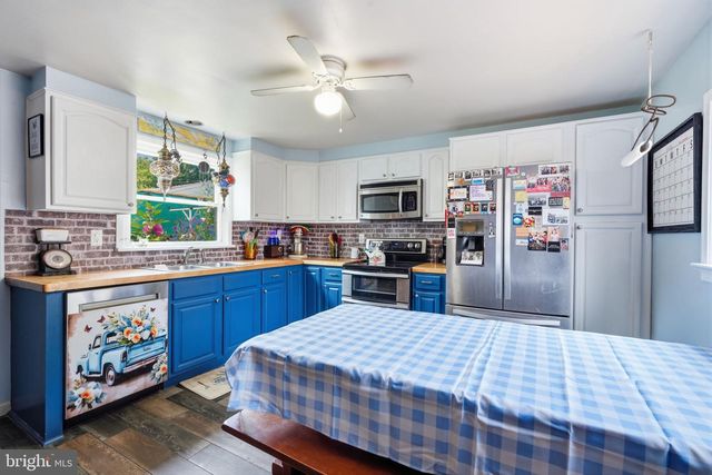 12 MILL CREEK RD, Levittown, PA 19057