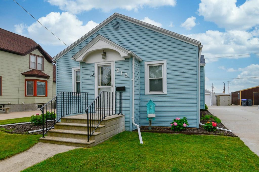 215 BOND STREET, Neenah, WI 54956