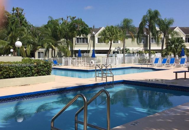17320 NW 67 th pl G-7, Hialeah, FL 33015