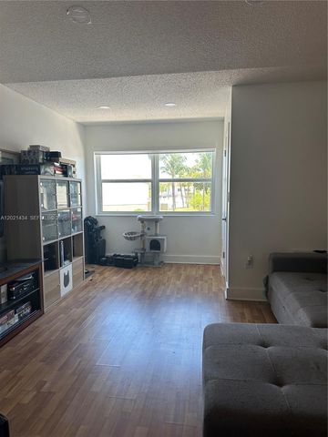 17320 NW 67 th pl G-7, Hialeah, FL 33015