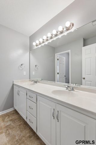 19710 Pine Street, Omaha, NE 68022