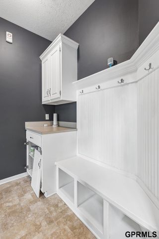 19710 Pine Street, Omaha, NE 68022