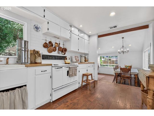 295 W EVANS CREEK Rd, Rogue River, OR 97537