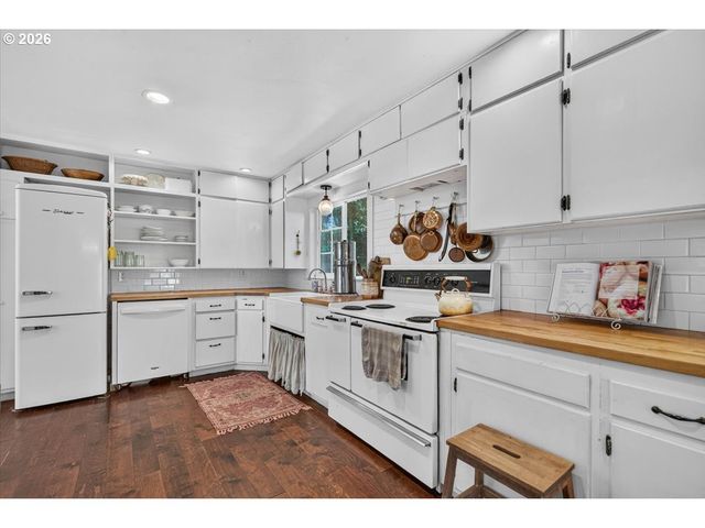 295 W EVANS CREEK Rd, Rogue River, OR 97537