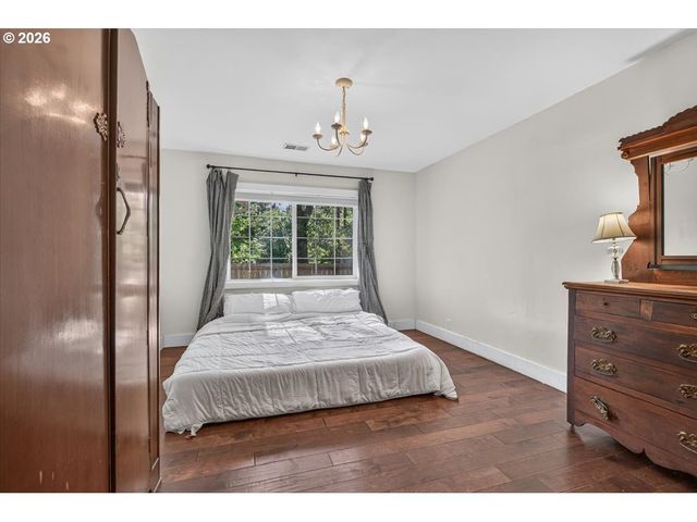 295 W EVANS CREEK Rd, Rogue River, OR 97537