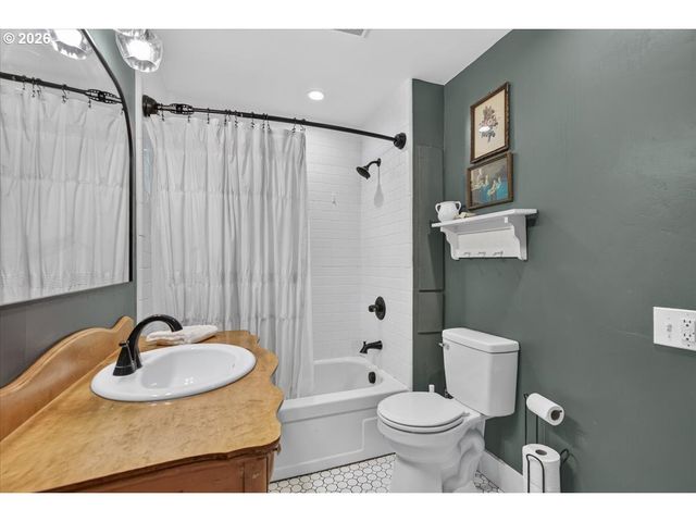 295 W EVANS CREEK Rd, Rogue River, OR 97537