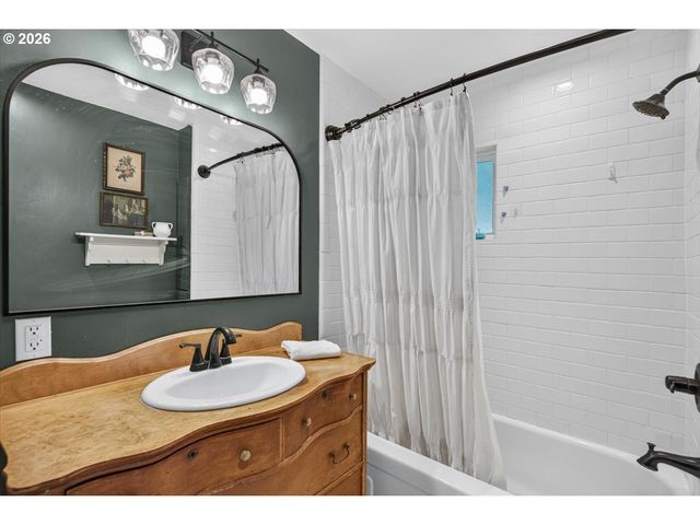 295 W EVANS CREEK Rd, Rogue River, OR 97537