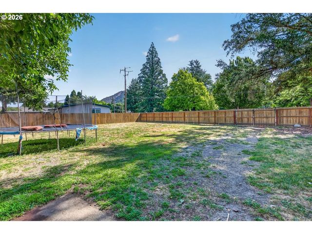 295 W EVANS CREEK Rd, Rogue River, OR 97537