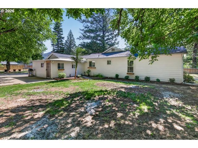 295 W EVANS CREEK Rd, Rogue River, OR 97537