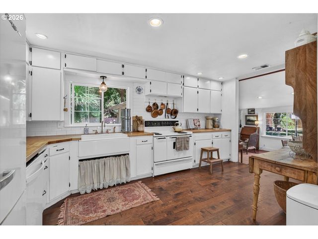 295 W EVANS CREEK Rd, Rogue River, OR 97537