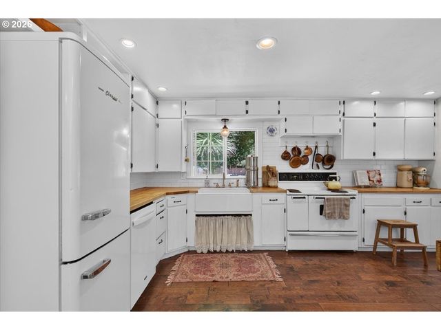 295 W EVANS CREEK Rd, Rogue River, OR 97537