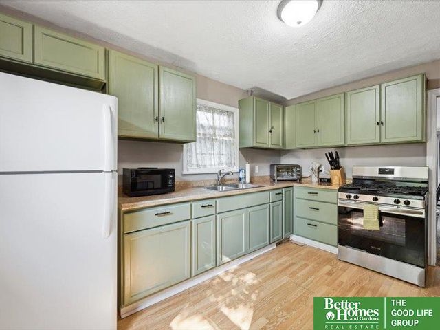 6556 N 34th Street, Omaha, NE 68112