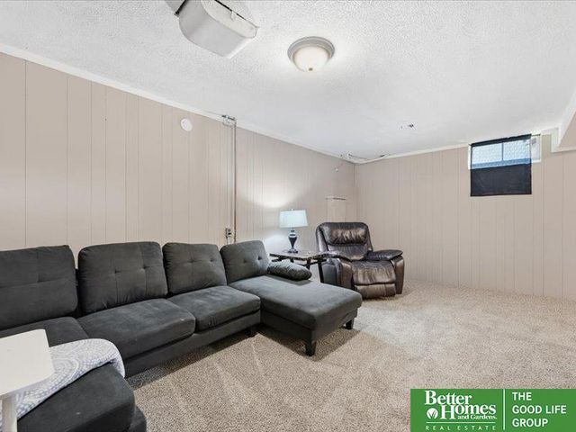 6556 N 34th Street, Omaha, NE 68112