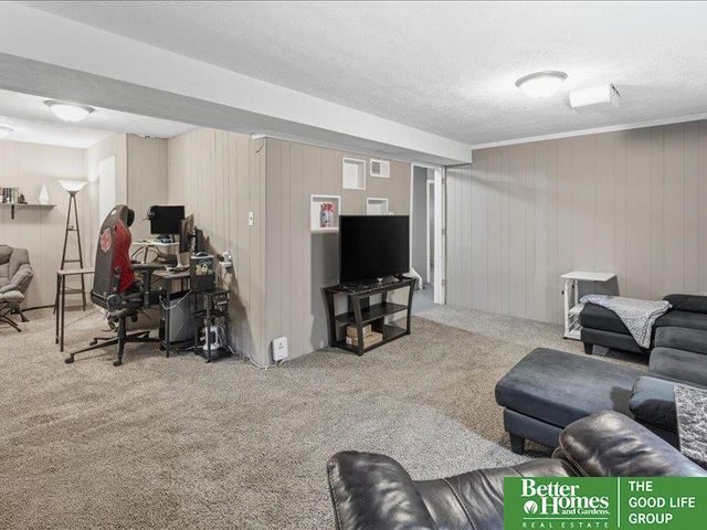 6556 N 34th Street, Omaha, NE 68112