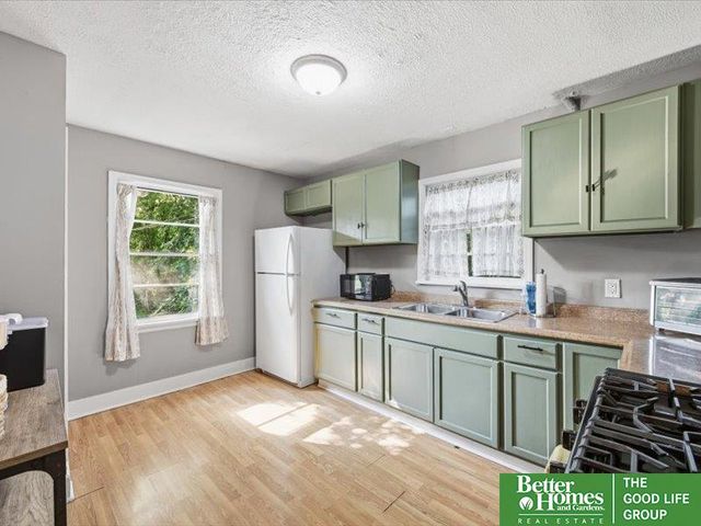 6556 N 34th Street, Omaha, NE 68112