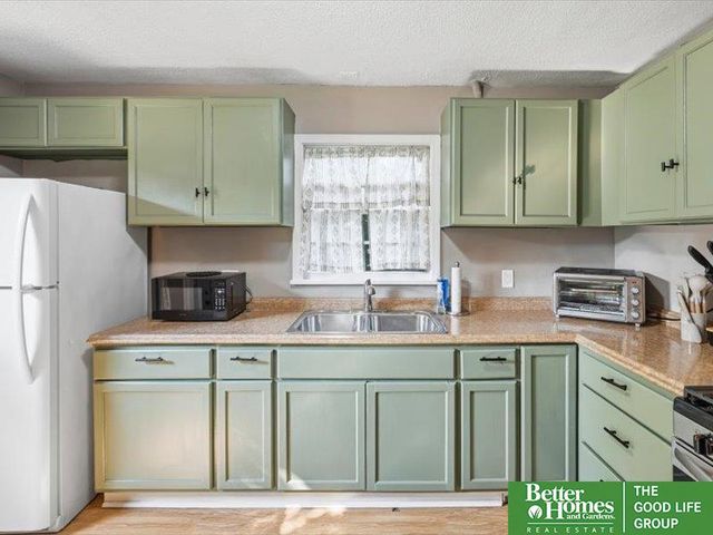 6556 N 34th Street, Omaha, NE 68112