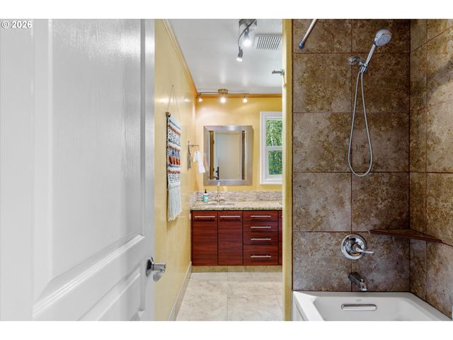 1947 Se MEADOW Ct, Gresham, OR 97080