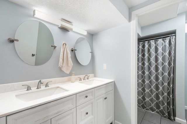 8512 E Scott St, Wichita, KS 67210