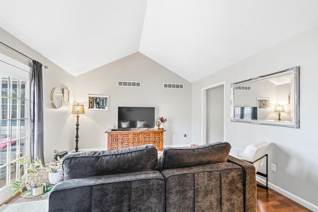 8512 E Scott St, Wichita, KS 67210