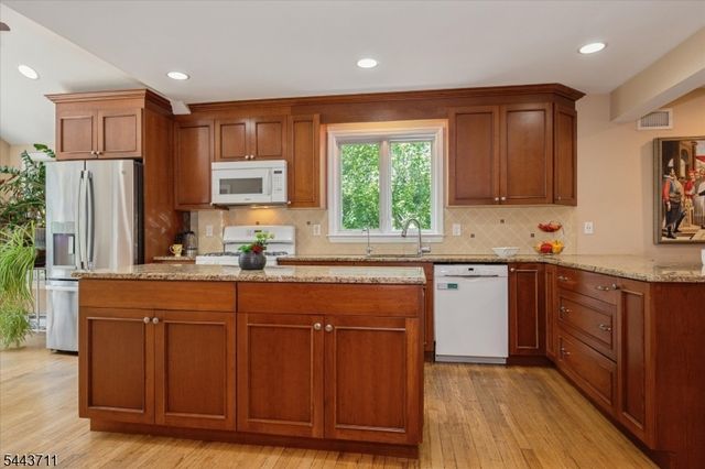 14 Bancroft Pl, Fair Lawn Boro, NJ 07410