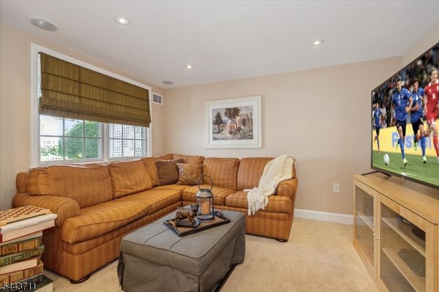 14 Bancroft Pl, Fair Lawn Boro, NJ 07410