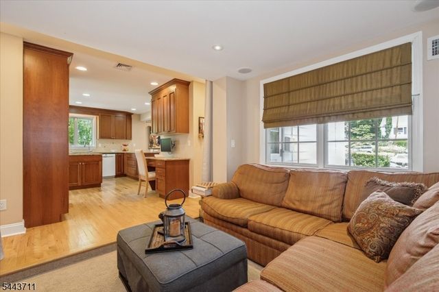 14 Bancroft Pl, Fair Lawn Boro, NJ 07410