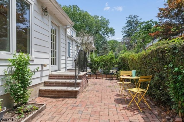 14 Bancroft Pl, Fair Lawn Boro, NJ 07410