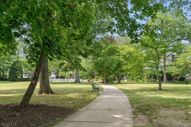 14 Bancroft Pl, Fair Lawn Boro, NJ 07410