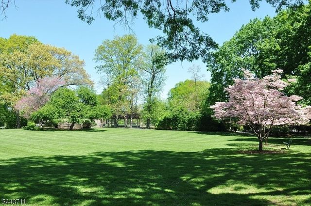 14 Bancroft Pl, Fair Lawn Boro, NJ 07410