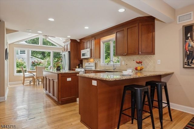 14 Bancroft Pl, Fair Lawn Boro, NJ 07410