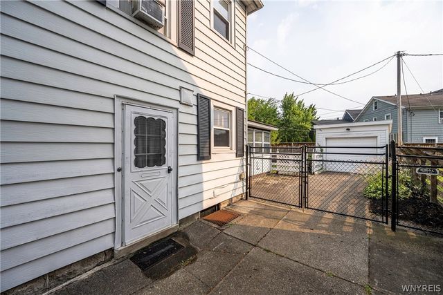 11 North Drive, Buffalo, NY 14216