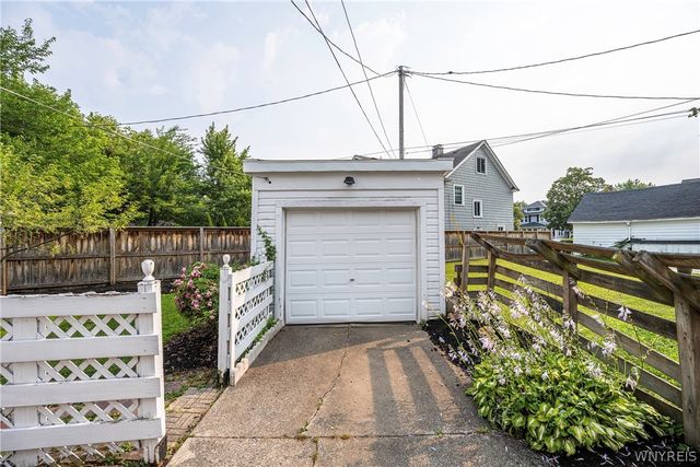 11 North Drive, Buffalo, NY 14216