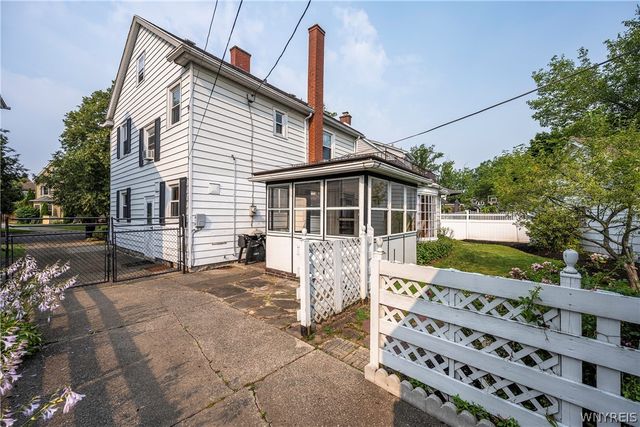 11 North Drive, Buffalo, NY 14216