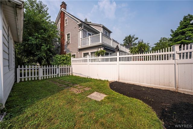 11 North Drive, Buffalo, NY 14216