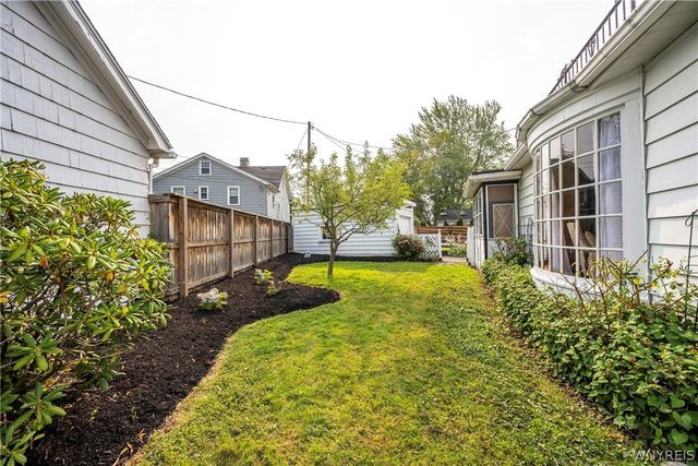 11 North Drive, Buffalo, NY 14216