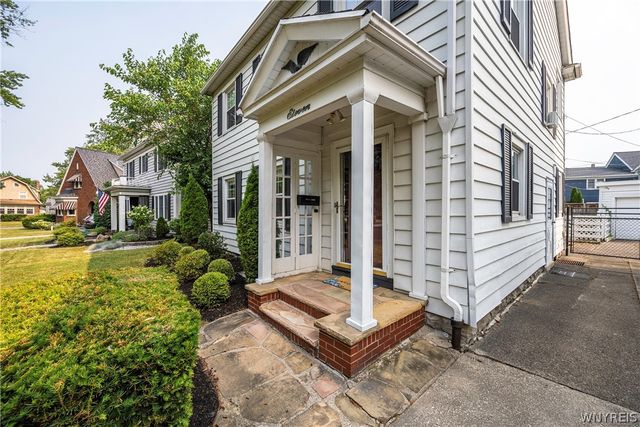 11 North Drive, Buffalo, NY 14216