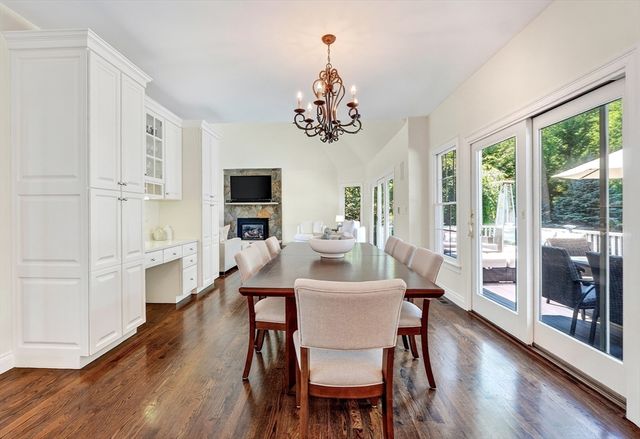 2 Goldman Cir, Bedford, MA 01730