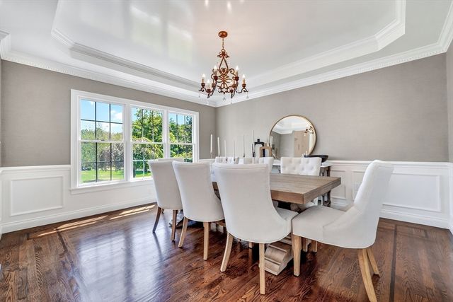 2 Goldman Cir, Bedford, MA 01730