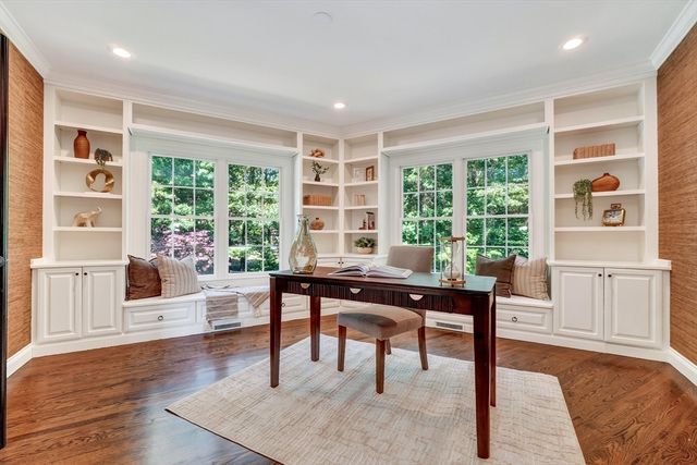 2 Goldman Cir, Bedford, MA 01730