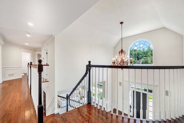 2 Goldman Cir, Bedford, MA 01730