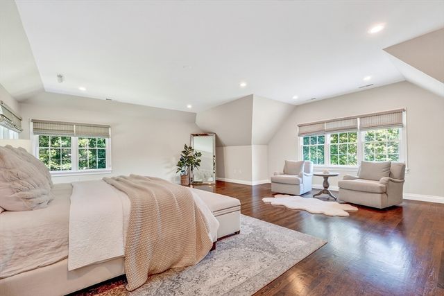 2 Goldman Cir, Bedford, MA 01730